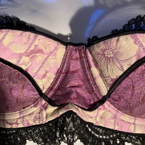 Fabulous brocade bra with lightly padded underwire cups and lace detail. - Picture 5 of 15